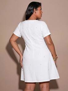 SHEIN BAE CURVE 大尺碼白色A字版型短袖休閒/派對迷你洋裝 - 白色 - 查看 2