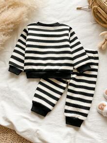 SHEIN Vintaside Kids 2件組男嬰可愛卡通絨毛熊刺繡長袖圓領衛衣與黑白條紋慢跑褲套裝 - 黑與白 - 查看 2
