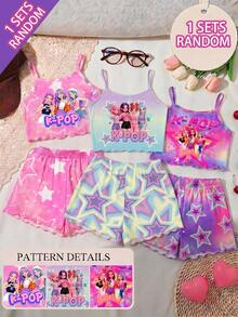 SHEIN 【隨機發送 1 套】女童夏季細肩帶居家服套裝，新款甜美酷女孩團卡通印花睡衣，粉紫黑拼色星空五角星多色針織面料，舒適柔軟波浪邊短款細肩背心＋寬腿短褲 4 件套，居家睡衣可外穿 - 彩色 - 查看 1