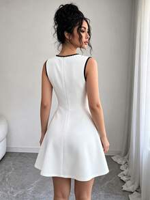 Selianne Abito elegante da donna senza maniche con decorazione a fiocco e bordo a boccioli floreali - Bianco e nero - Visualizzare 2