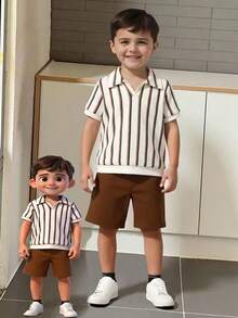 Souflis Souflis 2件組小男孩套裝，男孩服裝，夏季復古條紋紋理短袖POLO衫 + 休閒短褲2件套，上衣特點為翻領小V領設計，華夫格紋理針織條紋面料，復古配色並內建紋理圖案；袖口帶羅紋飾邊，下擺同樣帶羅紋飾邊 - 棕色 - 查看 3