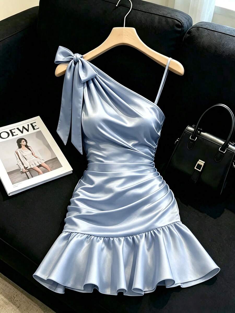 SHEIN Franclia 香檳色緞面洋裝，柔光質感與高級面料，不對稱單肩蝴蝶結設計，細緻側帶，抓皺腰部修飾身形，荷葉邊下擺，修身剪裁，優雅且微性感，適合約會、派對等場合，輕鬆成為焦點 - 藍色 - 查看 1