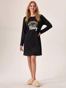 SHEIN فستان نوم قصير كاجوال للنساء من Cottonline بلون أسود سادة مع نقشة نمر وشعار قبلة - الأسود - مشاهدة 3