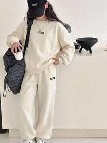 SHEIN 青少年女孩秋冬休閒保暖內裡加厚運動衫套裝，寬鬆圓領落肩長袖印花套頭衫搭配同款印花百褶寬腿直筒運動長褲，2件式運動風套裝，麻灰色 - 杏色 - 查看 6