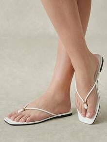 Styleloop Ladies Summer Thong Flat Shoes. - White - View 2
