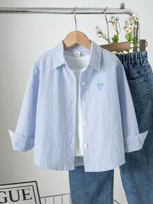 SHEIN 女童春夏粉色條紋草莓襯衫，簡約俏皮，時尚百搭，適合日常穿著與外出 - 藍白色 - 查看 1