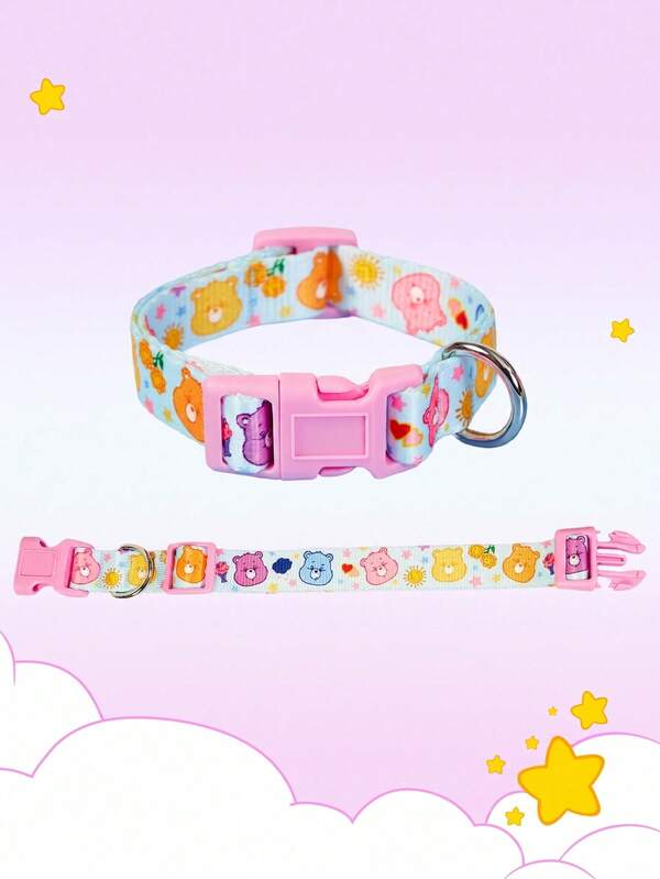 Care Bears X PETSIN 1件寵物印花項圈，彩色卡通圖案，印有可愛熊、愛心、太陽等，為您的寵物營造可愛活潑的氛圍。項圈採用透氣舒適材質製成，堅固的扣環設計時尚，可調節快拆扣方便穿脫，打造快樂寵物形象