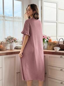 Snug Reverie 純色荷葉邊飾V領短袖寬鬆中長版女款居家休閒洋裝 - 粉色 - 查看 2
