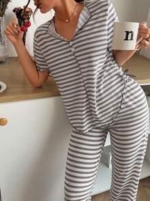 Napfluff 2 قطعة/مجموعة رمادي & أبيض مطبوع بخطوط ياقة صغيرة V-Neck أزرار فيونكة أمامية قصير من الأمام طويل من الخلف حافة مكشكشة قماش محبوك خفيف الوزن ملابس كاجوال مريحة قابلة للارتداء توب بأكمام قصيرة & بنطلون - رمادي - مشاهدة 4