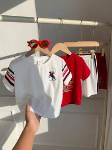 SHEIN 小男孩新款休閒極簡學院風度假風條紋 King 多件組 2 套裝圓領短袖 T 恤與短褲兩件套，適合夏季、街頭風、日常穿著、度假、春夏時尚、夏季穿搭，舒適好穿，適合兒童疊穿，時尚休閒童裝，兒童運動學院風數位圖案 T 恤，返校季夏季衣著，返鄉節 - 彩色 - 查看 4