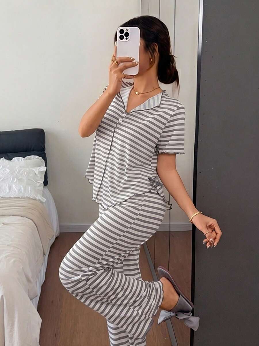Napfluff 2 قطعة/مجموعة رمادي & أبيض مطبوع بخطوط ياقة صغيرة V-Neck أزرار فيونكة أمامية قصير من الأمام طويل من الخلف حافة مكشكشة قماش محبوك خفيف الوزن ملابس كاجوال مريحة قابلة للارتداء توب بأكمام قصيرة & بنطلون - رمادي - مشاهدة 1