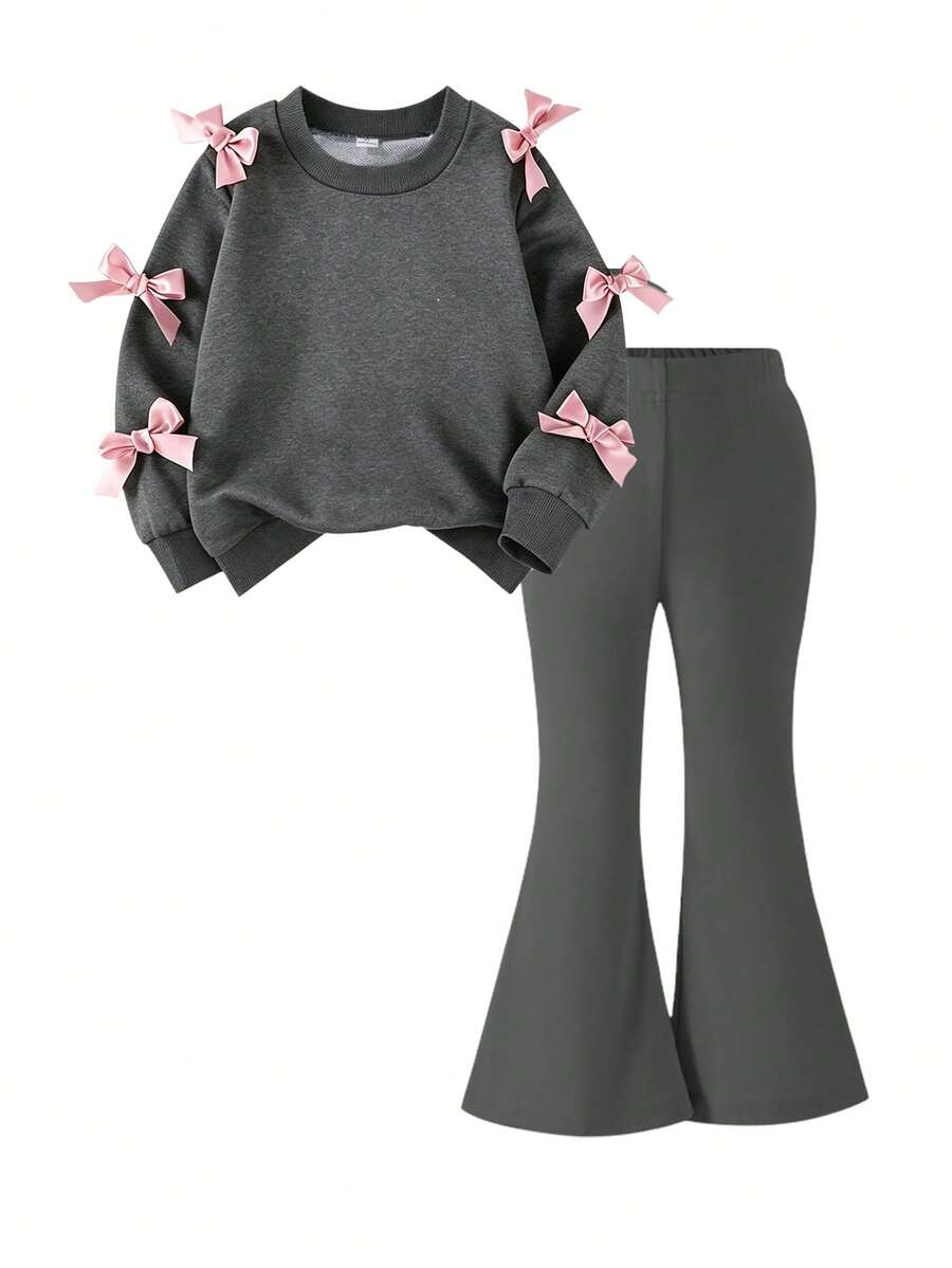 SHEIN Elladie kids 女童甜酷風 3D 蝴蝶結裝飾厚款衛衣+喇叭褲套裝,上衣飾有多個粉色蝴蝶結,時尚喇叭褲剪裁,整體風格偏向甜酷融合,適合開學季、外出與街頭穿搭 - 深灰色 - 查看 1