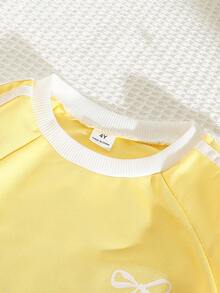 SHEIN Playful Pals 女童春夏休閒新款 T 恤套裝，雙條紋編織帶與 3D 蝴蝶結裝飾，圓領落肩袖 T 恤上衣搭配休閒長褲，2 件套，適合日常穿著、上學、外出、度假、運動、派對與節日 - 黃色 - 查看 5