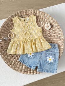 SHEIN Playful Pals 2026春夏新款女童度假旅行必備夏裝，柔軟柔軟布料，黃色格紋雛菊甜美休閒兩件套，圓領短袖T恤搭配牛仔短褲，清新學院風，適合外出、居家、運動、派對等多種場合，時尚女童夏裝 - 彩色 - 查看 2