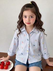SHEIN 1件女童韓系清新碎花襯衫，適合校園、旅行、日常通勤穿搭，春秋薄款條紋底色全印彩色小花，寬鬆翻領長袖百搭襯衫 - 藍色 - 查看 1