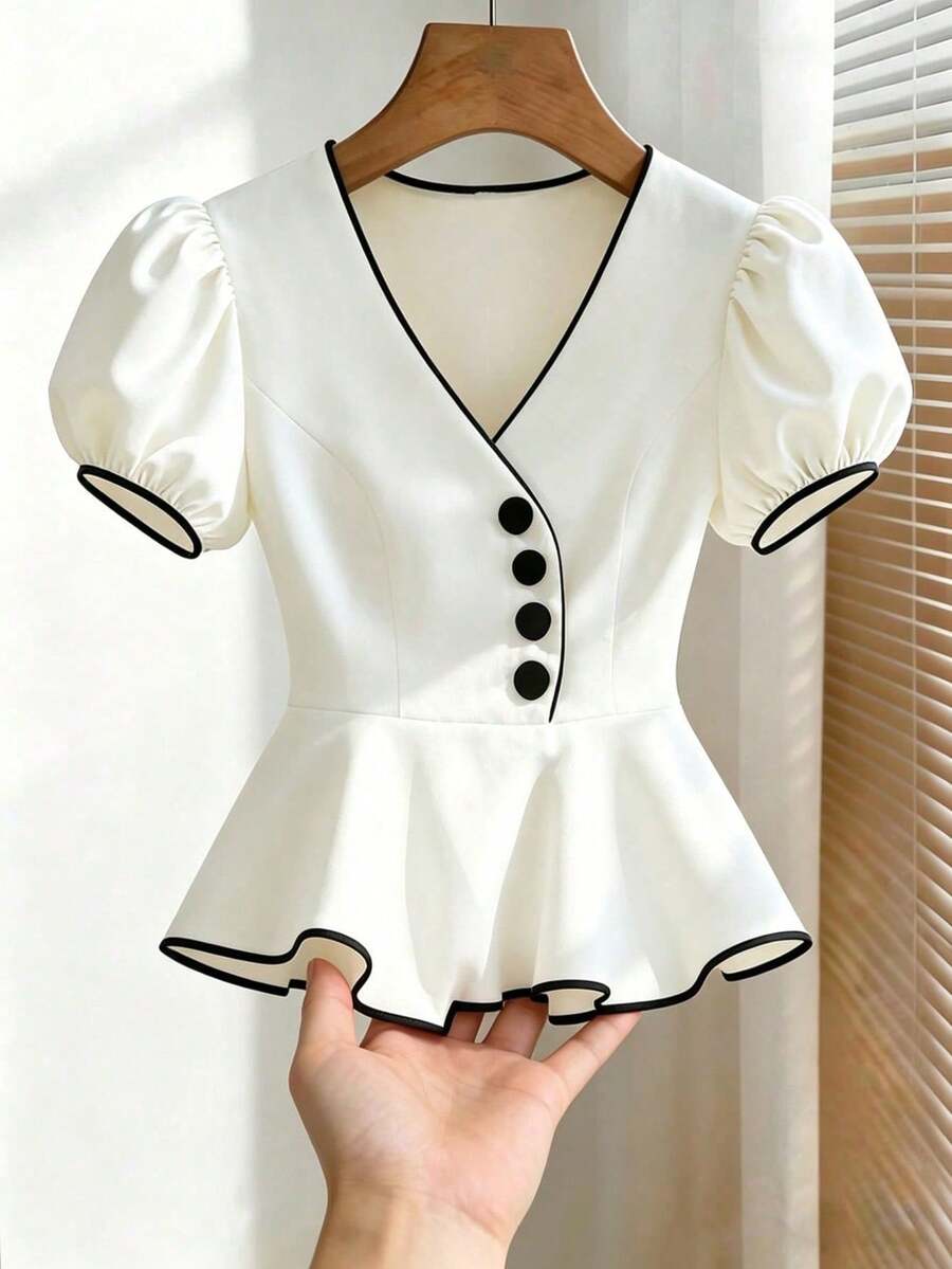SHEIN Franclia 女士夏季V领撞色领口泡泡袖衬衫，松紧腰身设计。黑白梭织面料，优雅时尚，适合通勤和日常穿着。拉链上衣女式连衣裙，泡泡袖上衣，优雅连衣裙，白色连衣裙配黑色滚边，法式风格衬衫，女士衬衫，新款优雅现代护士装S3433，女装最新款上衣，新款高品质连衣裙，荷叶边上衣，白色衬衫配黑色滚边，女士泡泡袖上衣，V领纽扣上衣，泡泡袖上衣，荷叶边上衣。 - 黑與白 - 查看 1