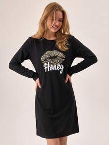 SHEIN فستان نوم قصير كاجوال للنساء من Cottonline بلون أسود سادة مع نقشة نمر وشعار قبلة - الأسود - مشاهدة 5
