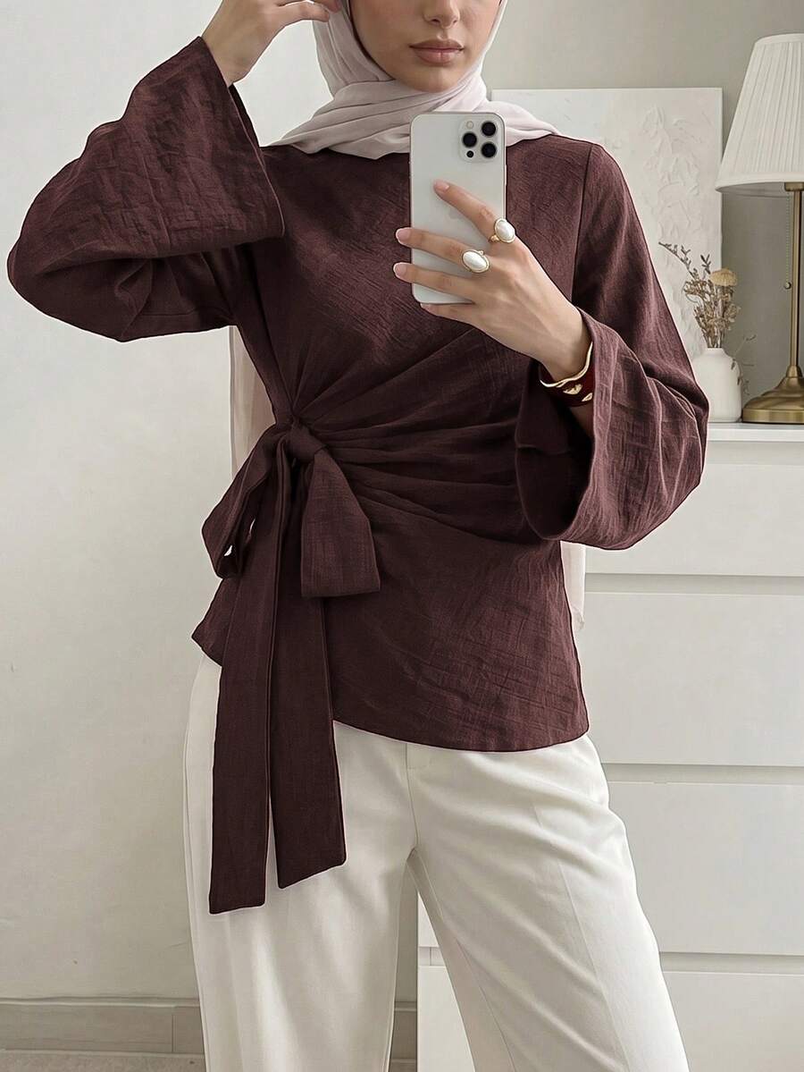 Solavon 女款經典簡約圓領喇叭袖百褶蝴蝶結長袖襯衫,適合通勤 - 咖啡棕 - 查看 1