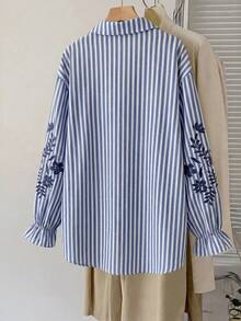 SHEIN CURVE+ قميص مطرز مخطط مطبوع بياقة واقفة وأكمام طويلة، مقاس كبير، مخطط، شتاء 2026 22W - ازرق وابيض - مشاهدة 2