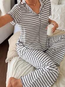 Napfluff 2 قطعة/مجموعة رمادي & أبيض مطبوع بخطوط ياقة صغيرة V-Neck أزرار فيونكة أمامية قصير من الأمام طويل من الخلف حافة مكشكشة قماش محبوك خفيف الوزن ملابس كاجوال مريحة قابلة للارتداء توب بأكمام قصيرة & بنطلون - رمادي - مشاهدة 6