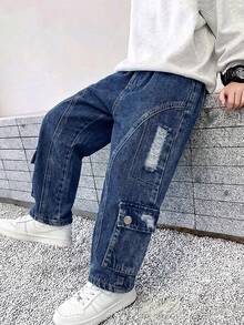 SHEIN 男童牛仔褲，工裝破洞牛仔褲，四季皆宜，街頭休閒風，深藍色水洗牛仔布，多口袋工裝設計，撕裂破洞工藝，寬鬆直筒版型，舒適柔軟優質棉質牛仔面料，適合日常穿著、上學、朋友聚會、外出等多種場合 - 藍色 - 查看 8
