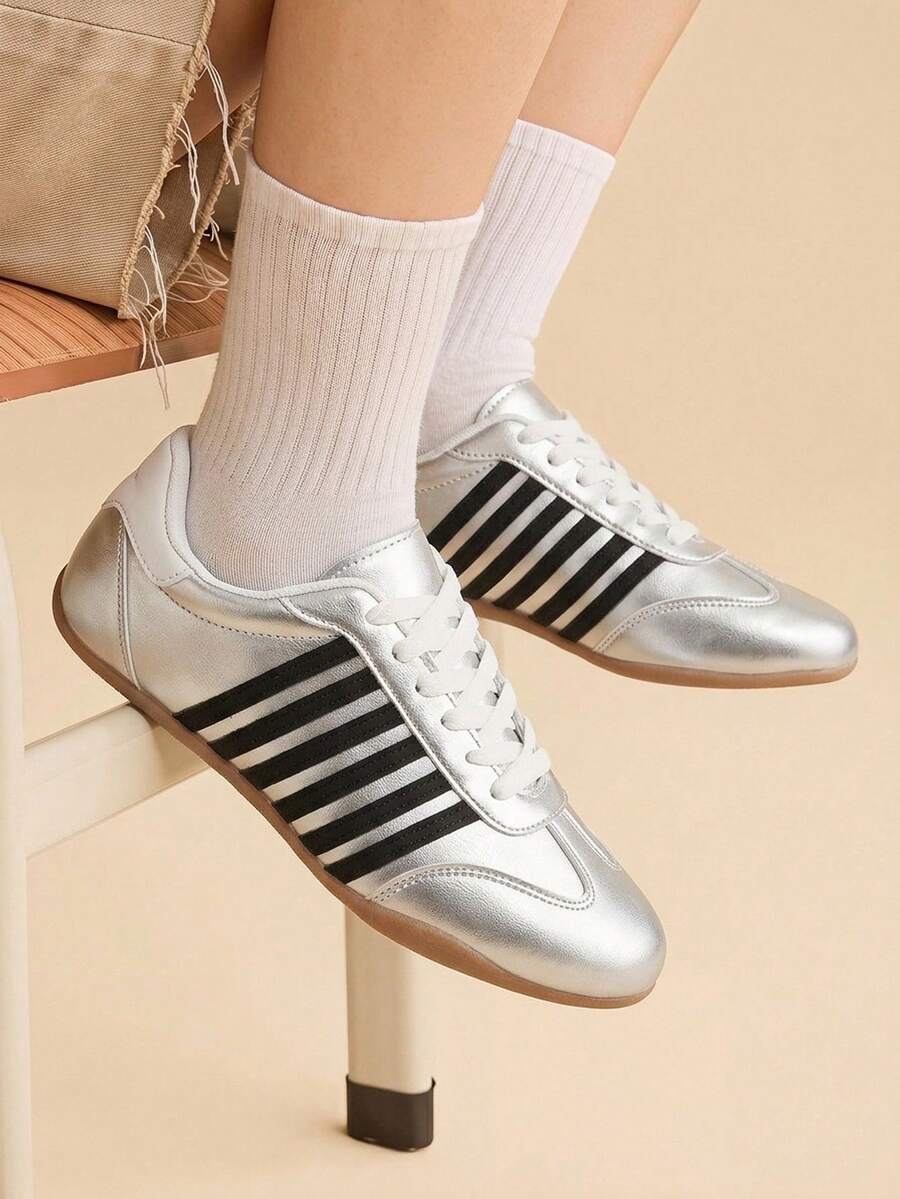 CUCCOO EASI 女款復古軟底透氣通勤百搭平底休閒運動鞋 - 銀色 - 查看 1