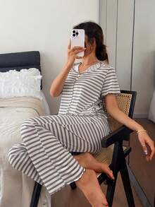 Napfluff 2 قطعة/مجموعة رمادي & أبيض مطبوع بخطوط ياقة صغيرة V-Neck أزرار فيونكة أمامية قصير من الأمام طويل من الخلف حافة مكشكشة قماش محبوك خفيف الوزن ملابس كاجوال مريحة قابلة للارتداء توب بأكمام قصيرة & بنطلون - رمادي - مشاهدة 5
