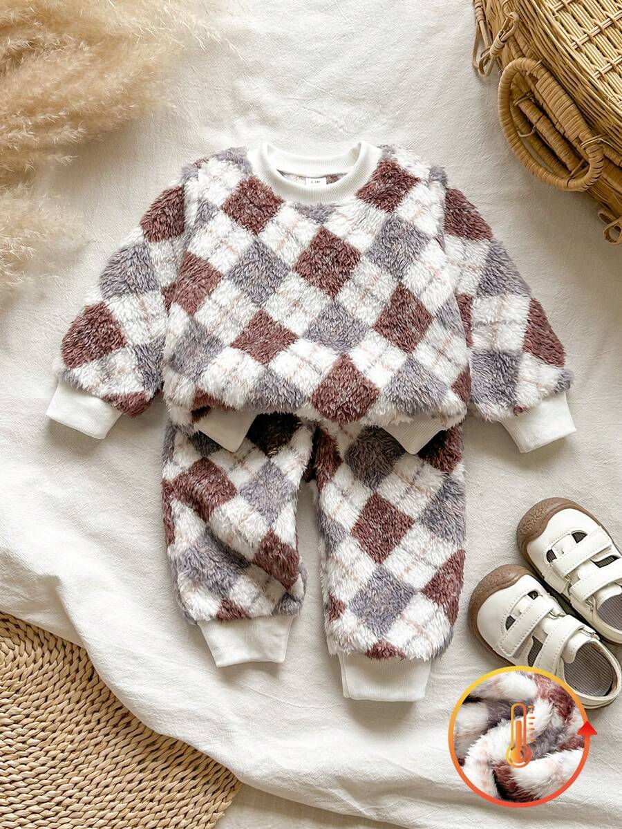 SHEIN Vintaside Kids 2件組 男童英倫風幾何菱格紋毛絨運動衫與長褲套裝,親膚柔軟秋冬穿搭 - 杏色 - 查看 1