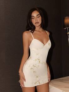 SHEIN Glamour 優雅性感女款純色網紗花卉刺繡細肩帶後綁帶露背修身A字短洋裝，適合派對、日常優雅穿搭、度假、聚會 - 杏色 - 查看 2
