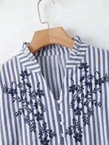 SHEIN CURVE+ قميص مطرز مخطط مطبوع بياقة واقفة وأكمام طويلة، مقاس كبير، مخطط، شتاء 2026 22W - ازرق وابيض - مشاهدة 5