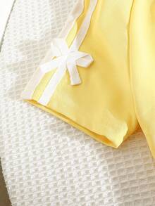 SHEIN Playful Pals 女童春夏休閒新款 T 恤套裝，雙條紋編織帶與 3D 蝴蝶結裝飾，圓領落肩袖 T 恤上衣搭配休閒長褲，2 件套，適合日常穿著、上學、外出、度假、運動、派對與節日 - 黃色 - 查看 6