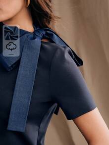 Anewsta Essential Anewsta 夏季女款海軍藍 74% 棉混紡立領綁帶短袖修身 T 恤，丹寧風領口拼接，優雅休閒極簡風，修身版型適合日常休閒或通勤穿著，海軍藍上衣 - 藏蓝色 - 查看 3