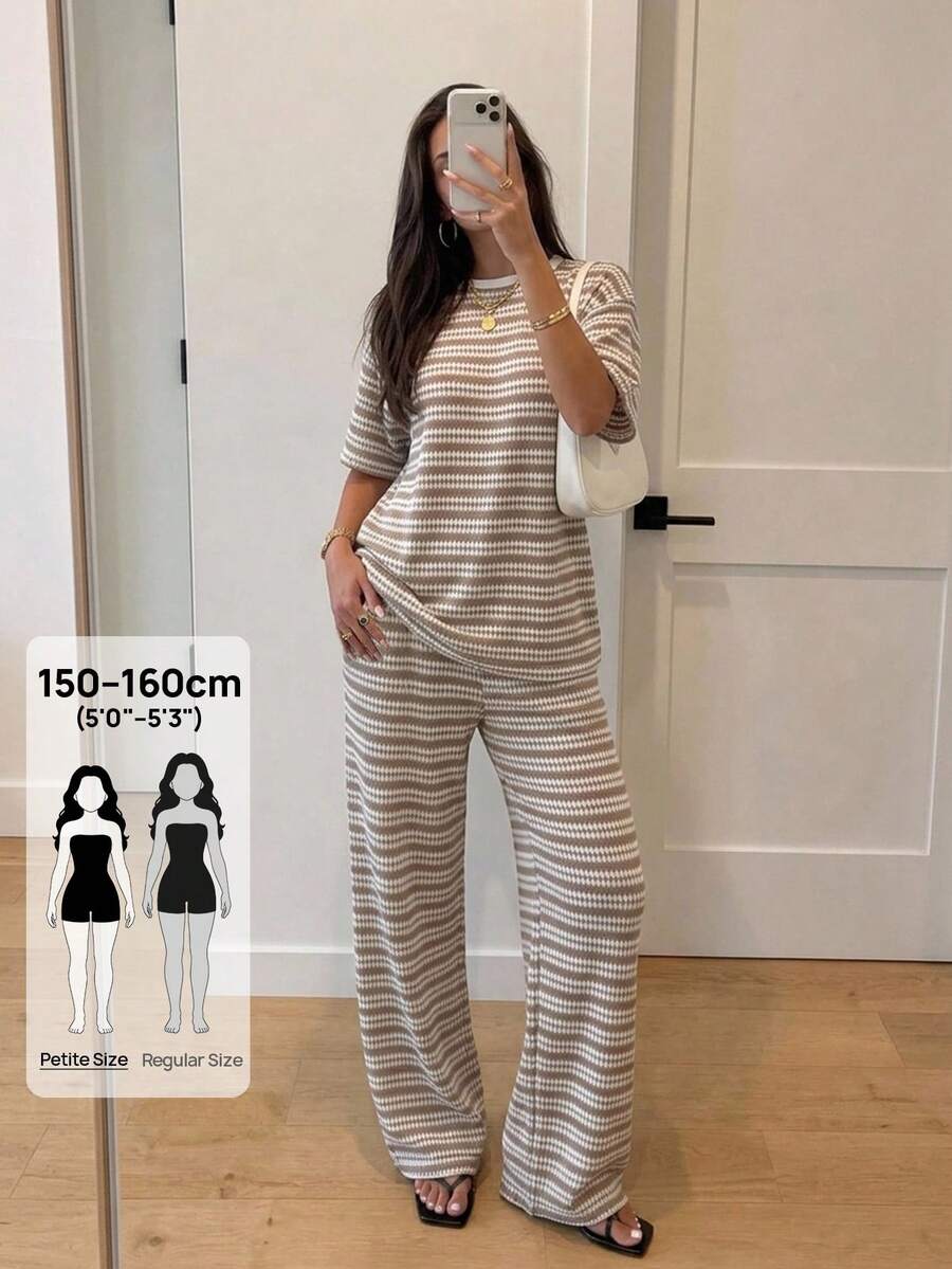 SHEIN PETITE 2026女款春夏度假系列：新款休閒極簡街頭風藍白條紋圓領短袖T恤褲，適合嬌小女性