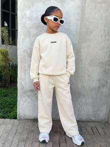 SHEIN 青少年女孩秋冬休閒保暖內裡加厚運動衫套裝，寬鬆圓領落肩長袖印花套頭衫搭配同款印花百褶寬腿直筒運動長褲，2件式運動風套裝，麻灰色 - 杏色 - 查看 4