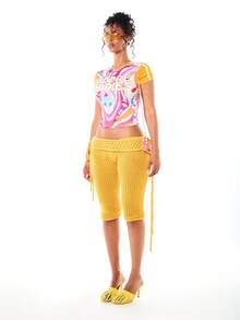 SUMWON WOMEN Kaos Crop Slim Fit Motif Retro dengan Detail Teks Grafis di Bagian Depan dan Belakang, Lengan Pendek - MultiWarna - View 3