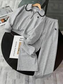 SHEIN 女童淺灰色休閒 80 年代 Polo 領半拉鍊運動衫慢跑褲套裝 小馬印花學院風運動套裝 校園度假秋季 - 灰色 - 查看 1