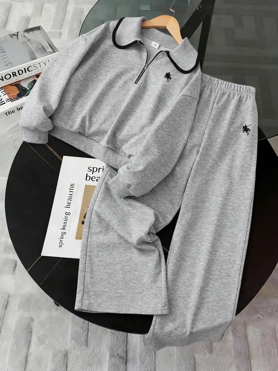 SHEIN 女童淺灰色休閒 80 年代 Polo 領半拉鍊運動衫慢跑褲套裝 小馬印花學院風運動套裝 校園度假秋季 - 灰色 - 查看 1