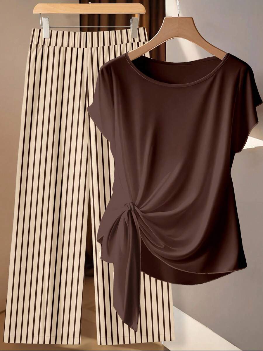 EMERY ROSE Conjunto casual diario para mujer talla grande con top de cuello redondo de unicolor y pantalones largos a rayas - Multicolor - Ver 1