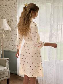 CottageSlumber Jubah Mandi Rumahan Kasual Modis Wanita dengan Motif Ceri dan Trim Kontras - MultiWarna - View 5
