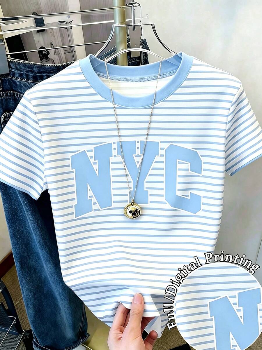 青少年女孩短版T恤 全身印花 淺藍色與白色條紋圓領T恤 NYC字母印花圖案 適合戶外運動 校園出遊 休閒短袖 - 彩色 - 查看 1