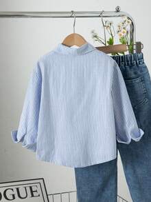 SHEIN 女童春夏粉色條紋草莓襯衫，簡約俏皮，時尚百搭，適合日常穿著與外出 - 藍白色 - 查看 2