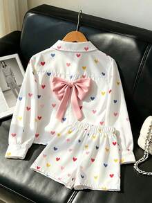 SHEIN 2件組 Sweet Home 休閒套裝，翻領長袖襯衫搭配鬆緊腰短褲，滿版彩色愛心數位印花，面料滑順垂墜，襯衫後方開衩設計配大粉色蝴蝶結裝飾，寬鬆舒適親膚，適合居家與短暫外出，充滿活力可愛少女風 - 彩色 - 查看 1