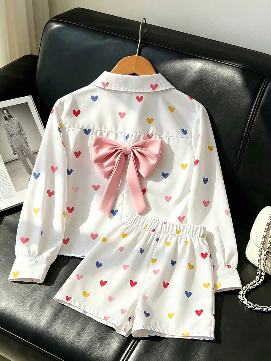 SHEIN 2件組 Sweet Home 休閒套裝,翻領長袖襯衫搭配鬆緊腰短褲,滿版彩色愛心數位印花,面料滑順垂墜,襯衫後方開衩設計配大粉色蝴蝶結裝飾,寬鬆舒適親膚,適合居家與短暫外出,充滿活力可愛少女風 - 彩色 - 查看 1