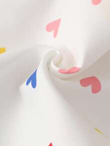 SHEIN 2件組 Sweet Home 休閒套裝，翻領長袖襯衫搭配鬆緊腰短褲，滿版彩色愛心數位印花，面料滑順垂墜，襯衫後方開衩設計配大粉色蝴蝶結裝飾，寬鬆舒適親膚，適合居家與短暫外出，充滿活力可愛少女風 - 彩色 - 查看 7