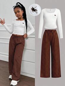 SHEIN 青少年女孩秋冬休閒白色修身U領鈕扣裝飾小Logo刺繡長袖T恤 + 復古棕色波點印花梭織直筒寬腿褲 2件套舒適彈性針織條紋套裝，適合外出、街頭穿搭、機場穿搭 - 棕色 - 查看 3