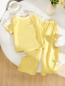 SHEIN Playful Pals 女童春夏休閒新款 T 恤套裝，雙條紋編織帶與 3D 蝴蝶結裝飾，圓領落肩袖 T 恤上衣搭配休閒長褲，2 件套，適合日常穿著、上學、外出、度假、運動、派對與節日 - 黃色 - 查看 3