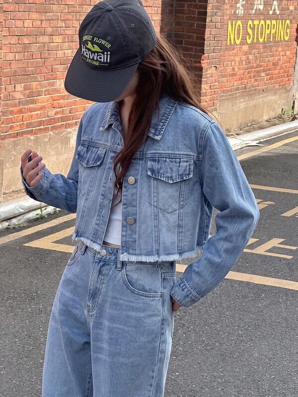 SHEIN Girls' Denim Jacket, Spring/Autumn New Style, Fashion Sweet Cool Style, Vintage Mid-Blue Denim Color, Classic Lapel With Frayed Hem Design, Casual Fashion, Fitted Loose Fit, Soft And Comfortable Fabric, Versatile For Daily Wear, Suitable For Multiple Occasions, Spring/Autumn New Girls' Outfit