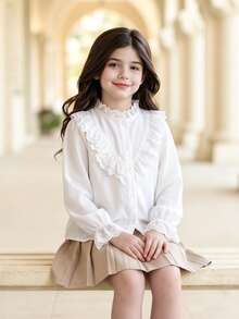 Elladie kids 女童休闲时尚新款衬衫。白色镂空刺绣蕾丝边饰设计，纯白色面料，白色纽扣前襟，泡泡袖，长袖白衬衫。面料柔软，适合年轻女孩穿着，简约休闲，可爱甜美，通勤舒适，日常搭配，适合上学、外出、度假、聚会、节日等场合。女童衬衫，儿童白衬衫，少女服装，可爱女童上衣，幼儿衬衫。 - 白色 - 查看 2