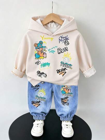 SHEIN Bộ 2 món cho bé trai trẻ, áo hoodie nỉ tay dài màu mơ in gấu và slogan mới thu/đông kèm quần dài vải giả denim in họa tiết, chất vải thoải mái, phom dáng thời trang, phù hợp nhiều mùa và dịp, set áo nỉ quần denim trẻ em