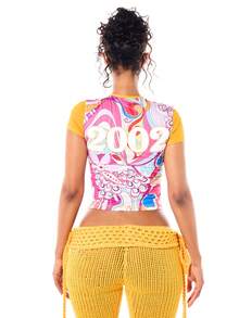 SUMWON WOMEN Kaos Crop Slim Fit Motif Retro dengan Detail Teks Grafis di Bagian Depan dan Belakang, Lengan Pendek - MultiWarna - View 2